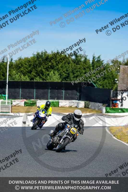 Vintage motorcycle club;eventdigitalimages;mallory park;mallory park trackday photographs;no limits trackdays;peter wileman photography;trackday digital images;trackday photos;vmcc festival 1000 bikes photographs